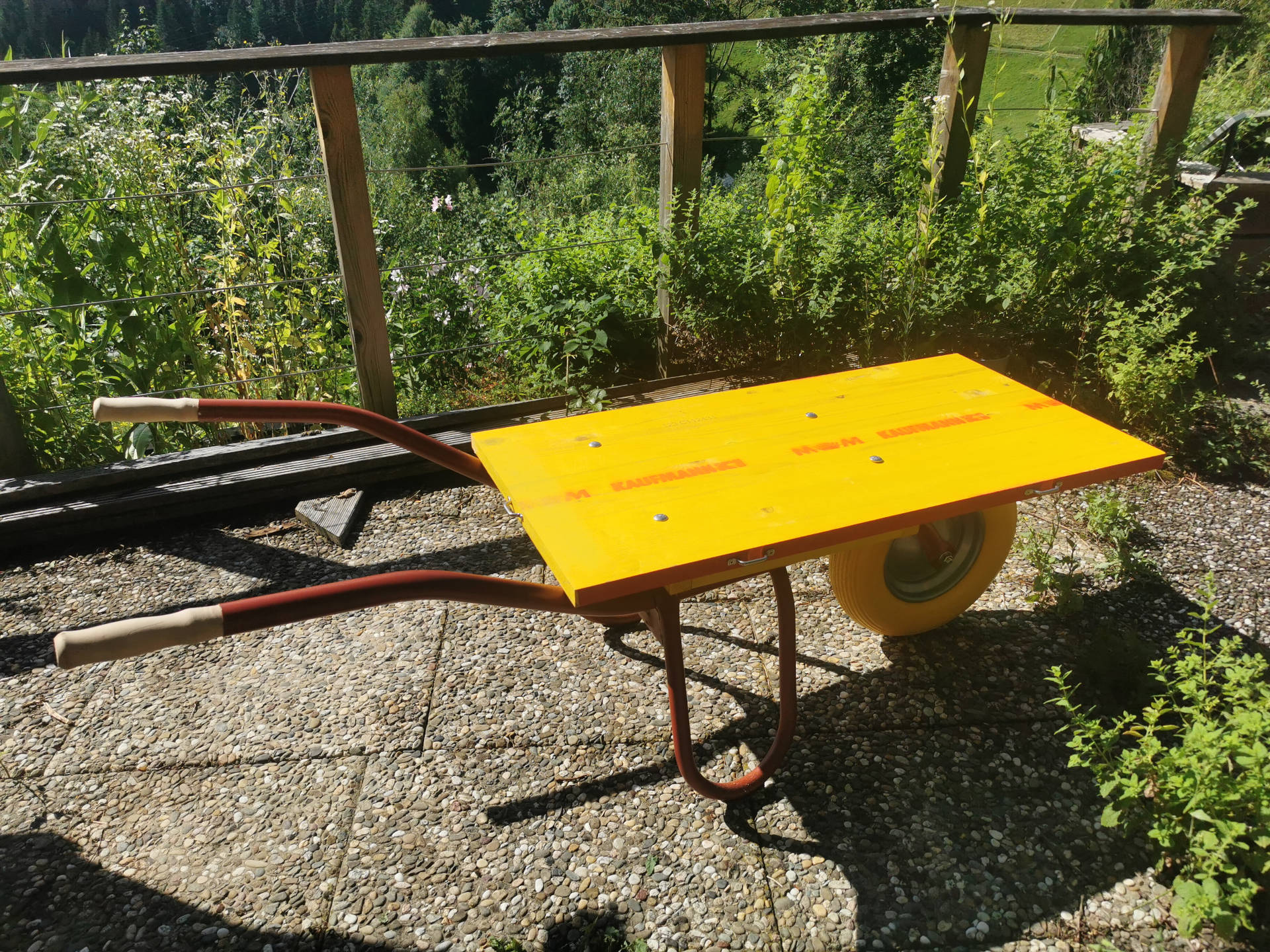Cargo-Bee for the transport of beehives.